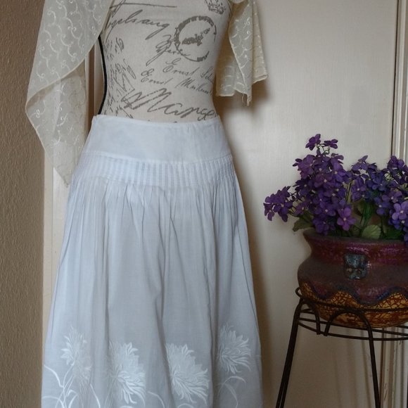 White Linen from Capri Size M (but runs Small) - Picture 6 of 8